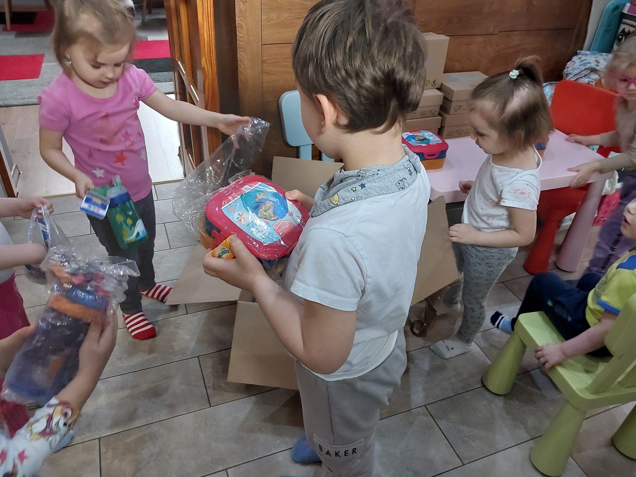 Dzieci otwierające wyprawki przedszkolaka