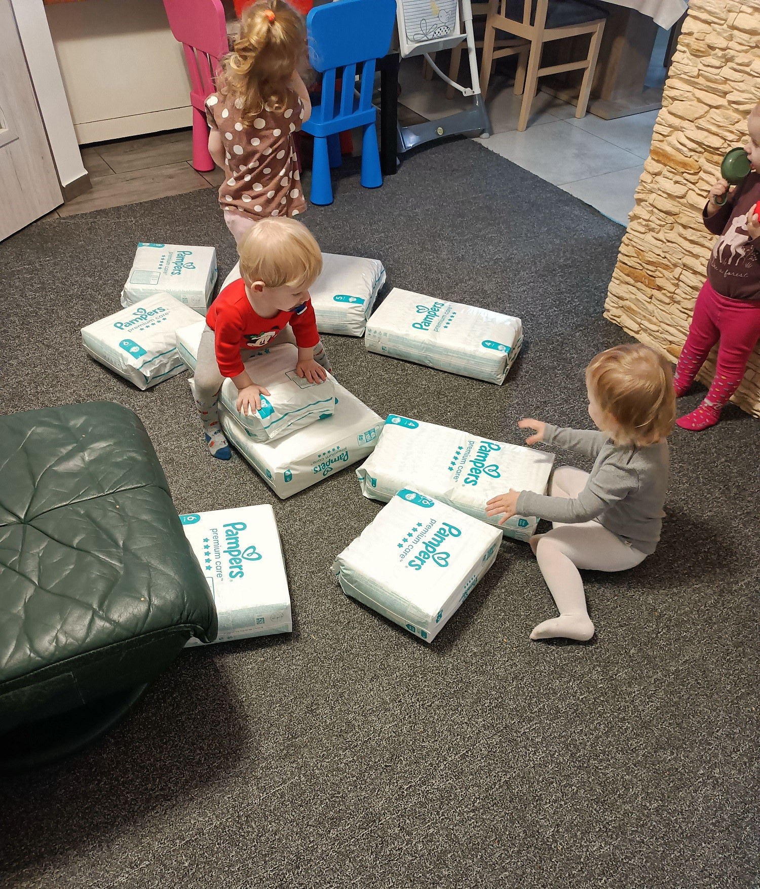 Dzieci bawiące się pociągiem z pieluch